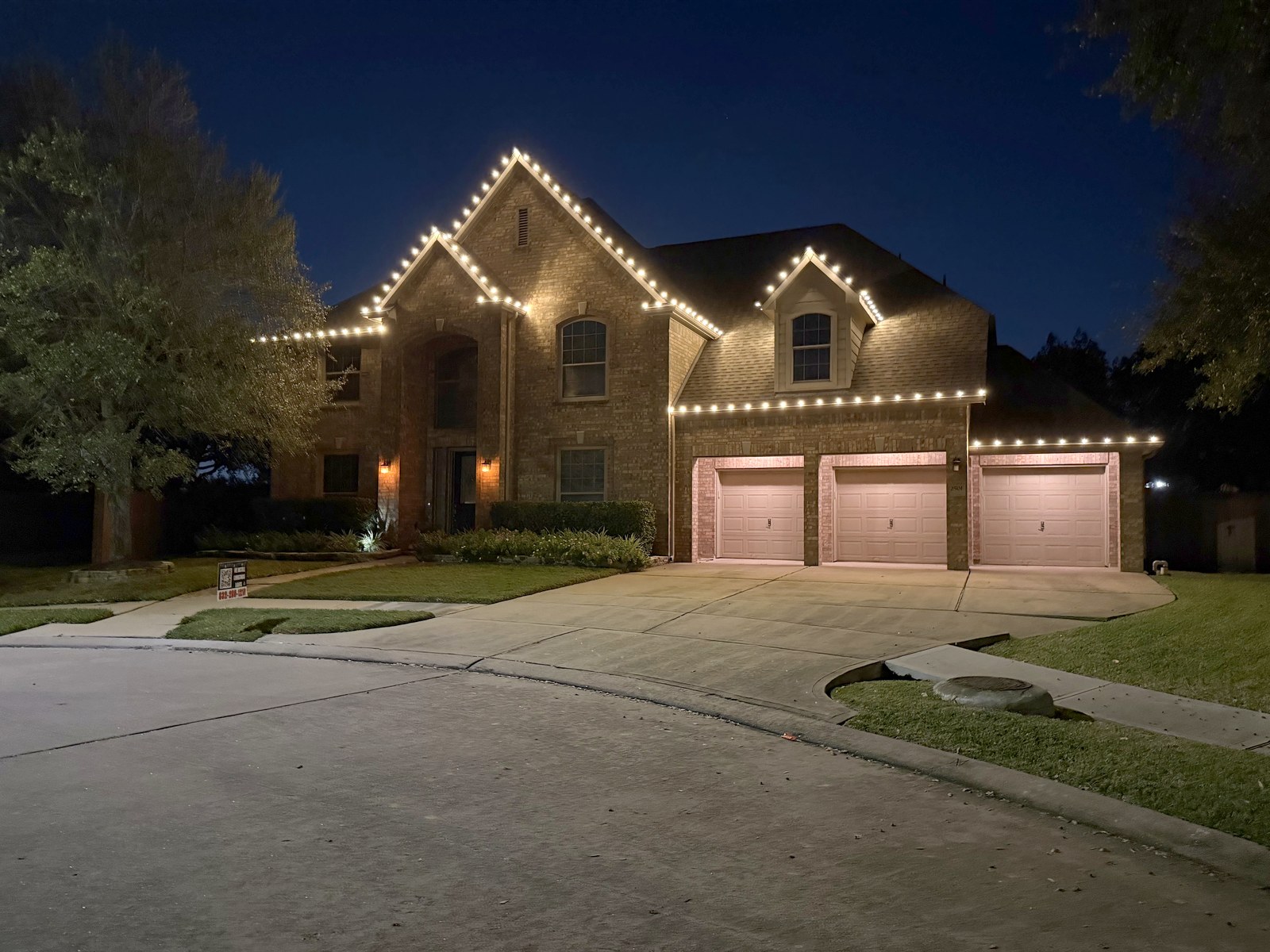 Christmas light installation by Gilly's Lighting Services in Pearland