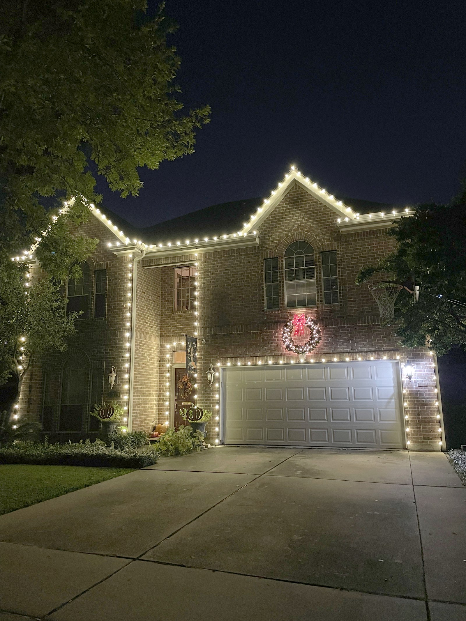 Christmas light installation by Gilly's Lighting Services in Bellaire